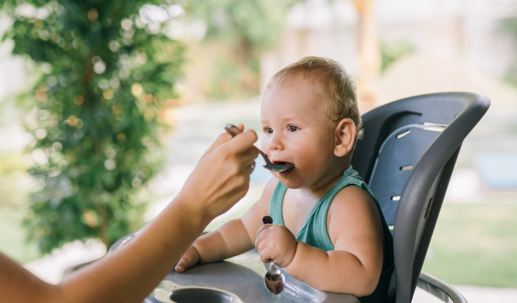 De 6 à 12 mois – votre bébé découvre les aliments